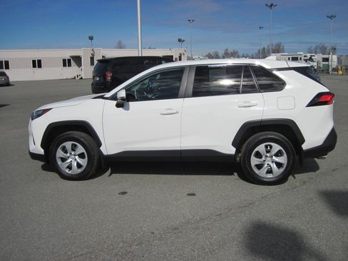 Used 2024 Toyota RAV4 LE AWD/4WD image 5