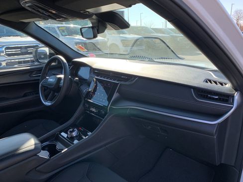 Used 2024 Jeep Grand Cherokee Laredo X image 18