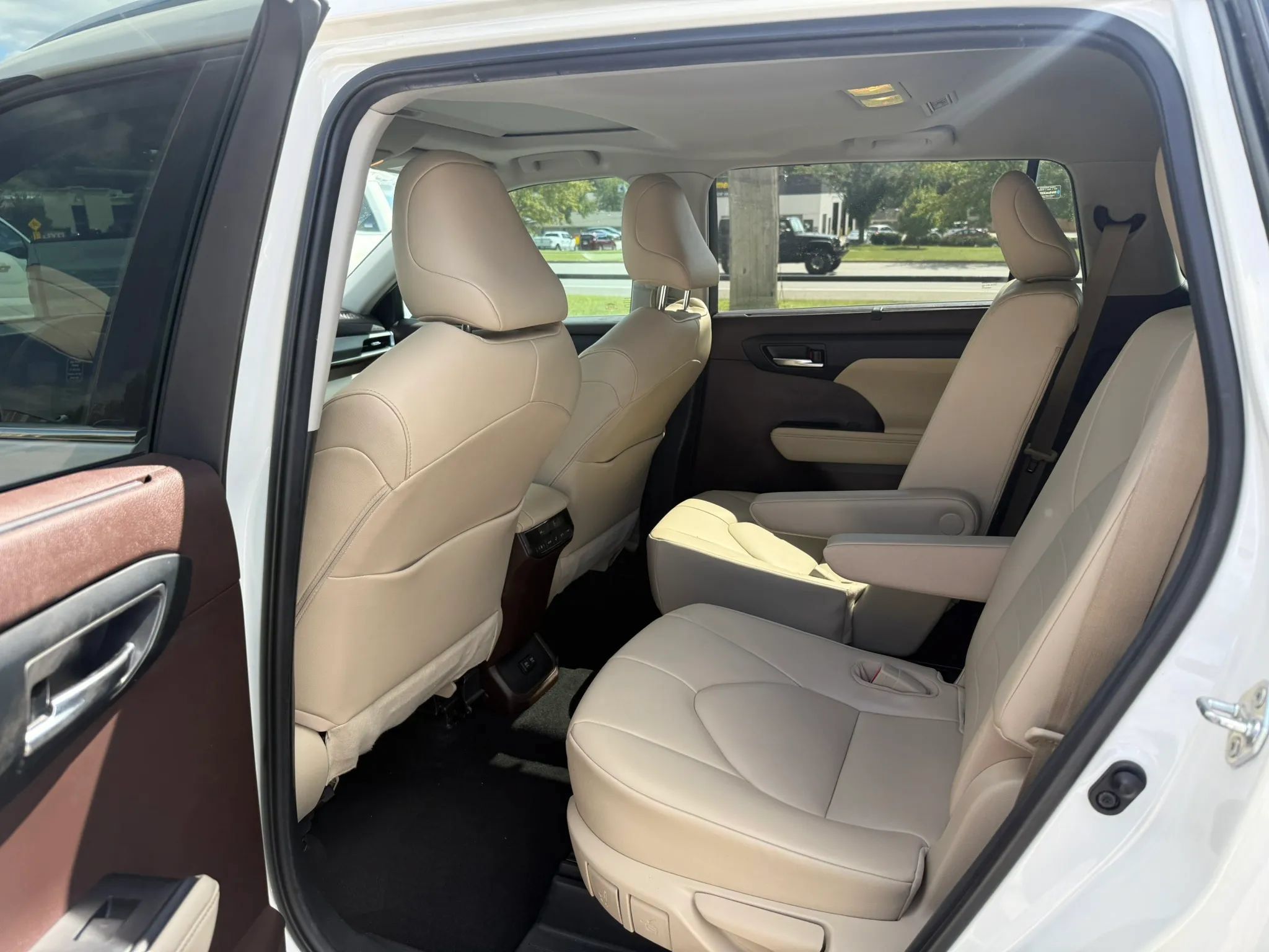 Used 2020 Toyota Highlander XLE AWD/4WD image 4