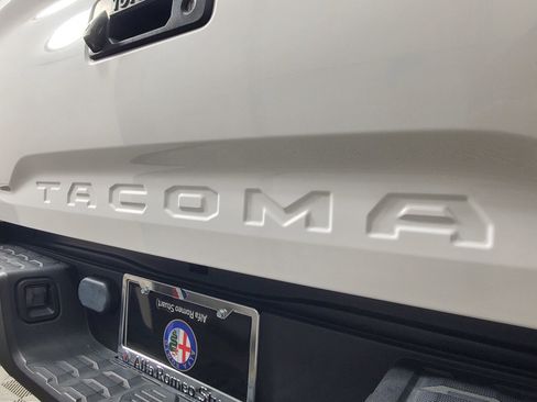 Used 2018 Toyota Tacoma SR image 7