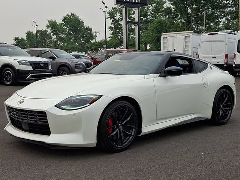Certified 2025 Nissan Z Performance w/ Floor Mat Package RWD image 3
