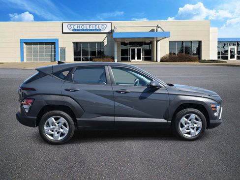 Used 2024 Hyundai Kona SE image 2
