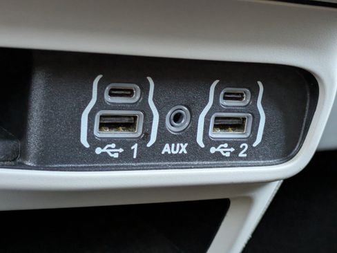 Used 2023 Chrysler Pacifica Touring-L FWD image 26