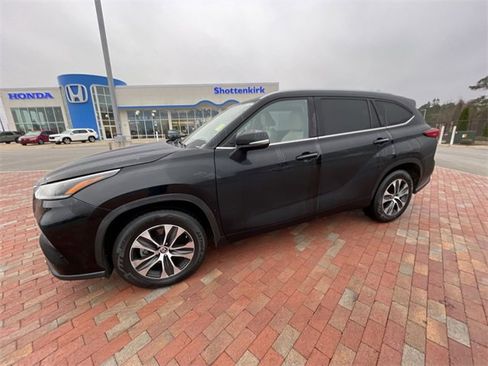 Used 2021 Toyota Highlander XLE image 10