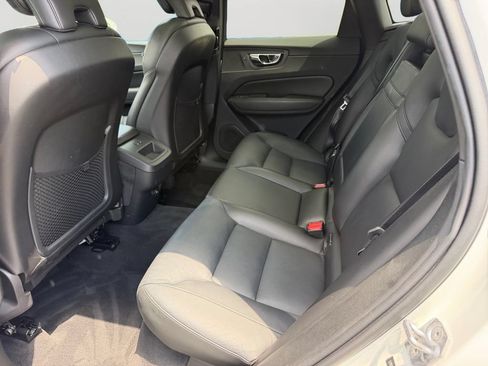 Used 2019 Volvo XC60 T5 Momentum w/ Multimedia Package AWD/4WD image 12
