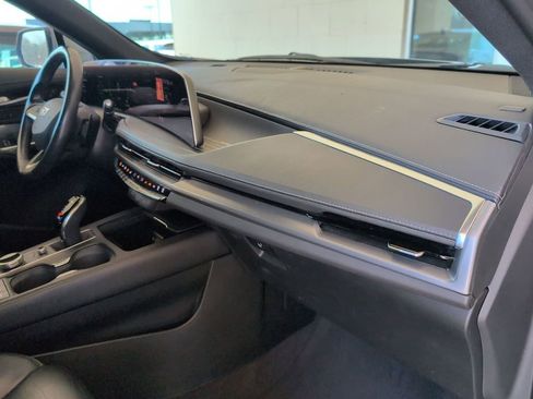 Used 2024 Cadillac XT4 Premium Luxury image 18