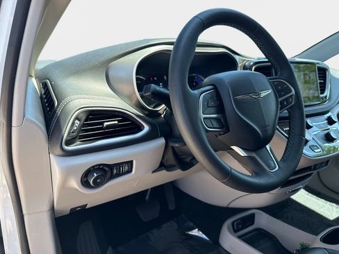 Used 2024 Chrysler Pacifica Limited FWD image 18