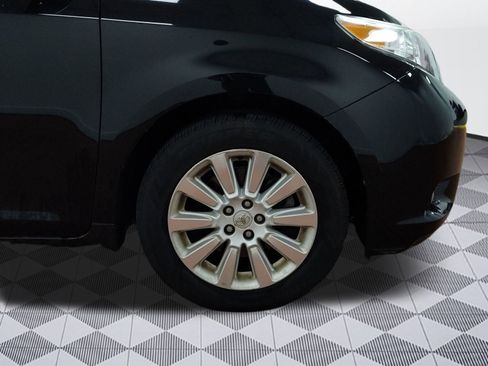 Used 2013 Toyota Sienna XLE image 11