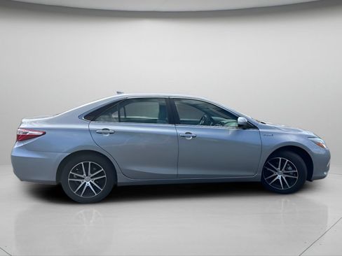 Used 2017 Toyota Camry XLE w/ Moonroof Package FWD image 4