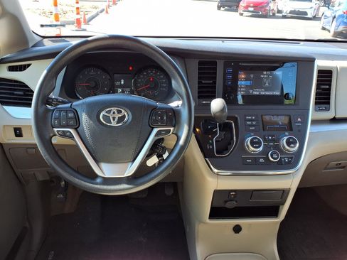 Used 2017 Toyota Sienna L image 5