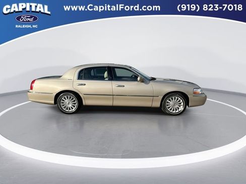 Used 2004 Lincoln Town Car Signature image 9