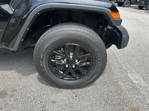 Used 2021 Jeep Gladiator Sport AWD/4WD image 6