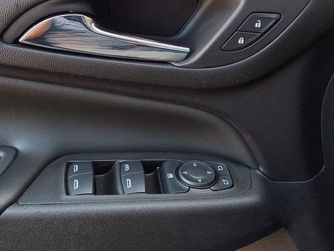 Used 2021 Chevrolet Equinox LT image 17