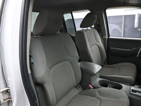 Used 2012 Nissan Frontier SV image 14