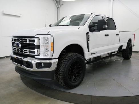Used 2023 Ford F350 XLT AWD/4WD image 3