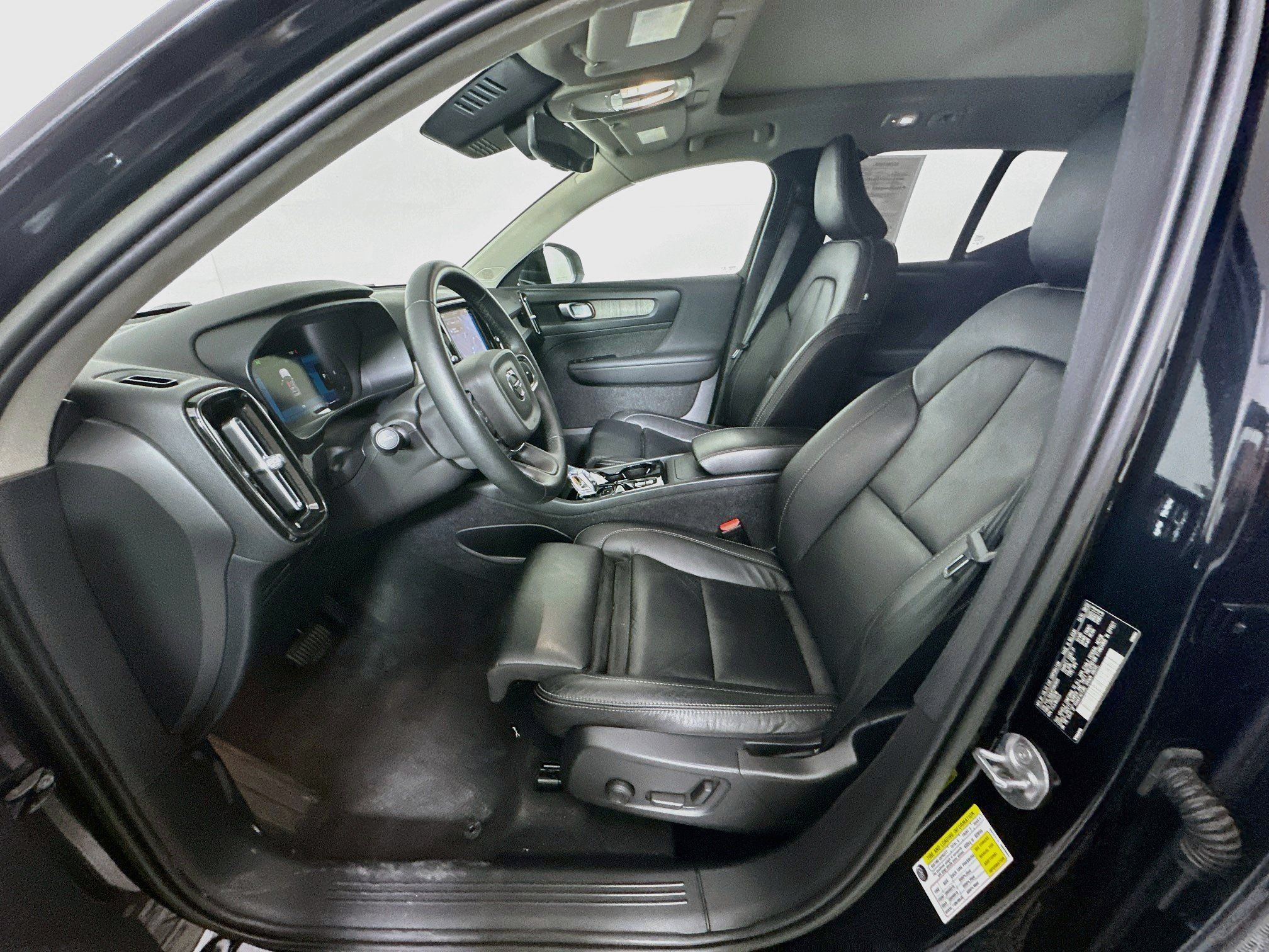 Used 2023 Volvo XC40 B5 Plus AWD/4WD image 13