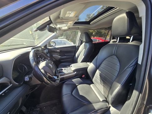 Used 2020 Toyota Highlander XLE image 4