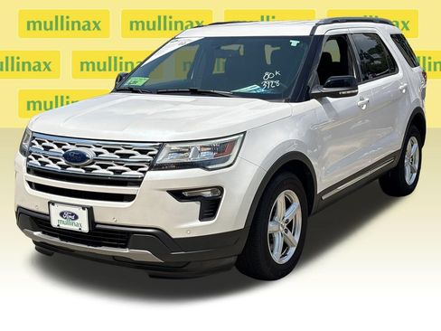 Used 2018 Ford Explorer XLT w/ Equipment Group 202A FWD image 12
