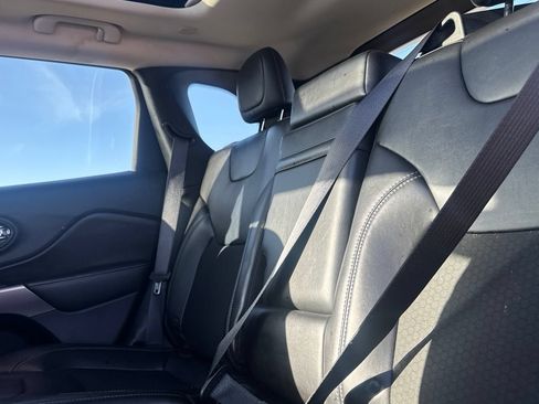 Used 2019 Jeep Cherokee Latitude Plus w/ Comfort/Convenience Group FWD image 40