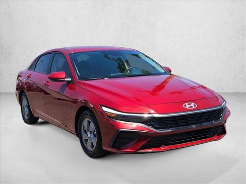 Used 2025 Hyundai Elantra SE FWD image 3