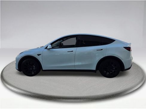 Used 2024 Tesla Model Y Long Range AWD/4WD image 17
