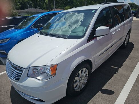 Used 2014 Chrysler Town & Country Touring FWD image 1