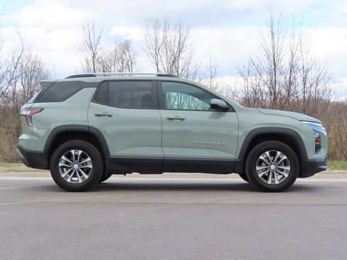 Used 2025 Chevrolet Equinox LT w/ Convenience Package II image 2