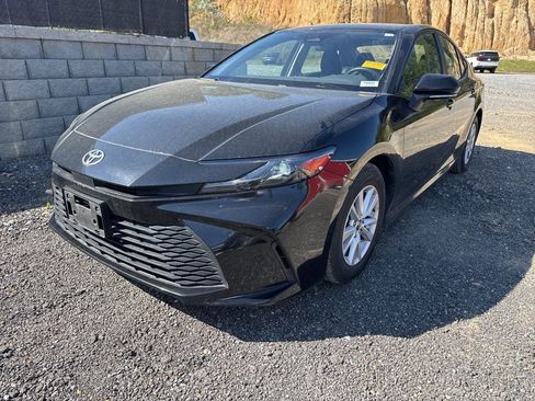 Used 2025 Toyota Camry LE image 3