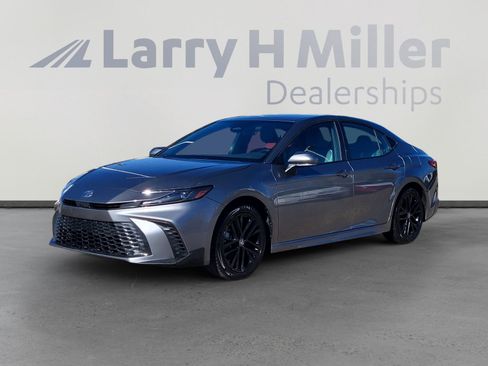 Certified 2025 Toyota Camry SE image 1