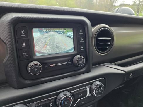 Used 2018 Jeep Wrangler Sport AWD/4WD image 12