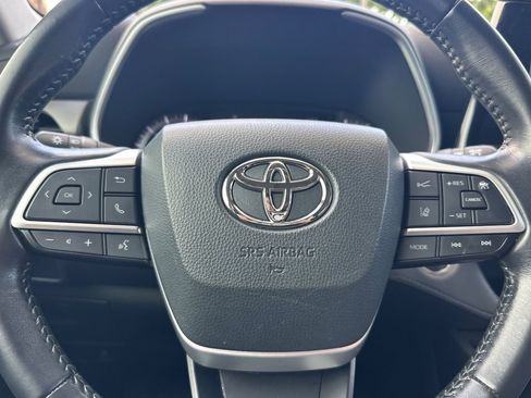 Used 2022 Toyota Highlander XLE AWD/4WD image 29