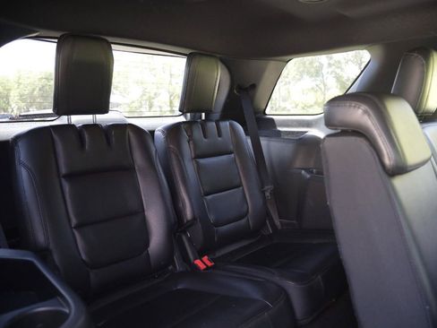 Used 2018 Ford Explorer XLT w/ Equipment Group 202A FWD image 22