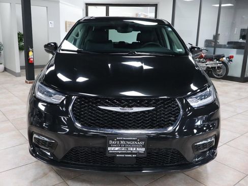 Used 2023 Chrysler Pacifica Touring-L FWD image 9