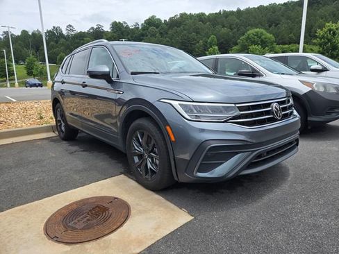 Used 2024 Volkswagen Tiguan SE FWD image 3
