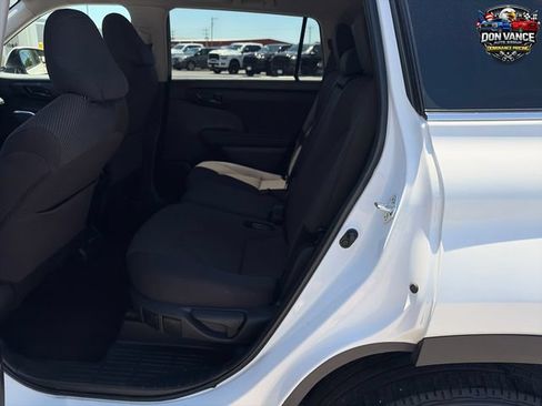 Used 2024 Toyota Highlander LE FWD image 23