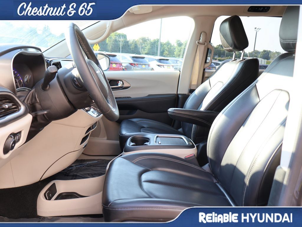 Used 2023 Chrysler Pacifica Touring-L AWD/4WD image 22