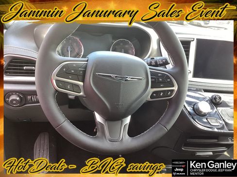 New 2026 Chrysler Pacifica Select image 10