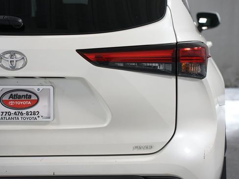 Certified 2021 Toyota Highlander L image 10