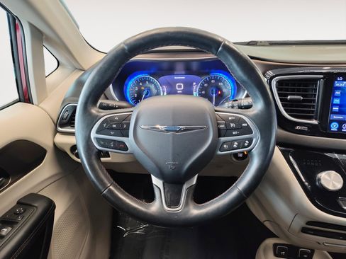Used 2017 Chrysler Pacifica Touring-L Plus w/ Advanced Safetytec Group FWD image 17