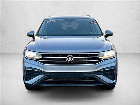 Used 2022 Volkswagen Tiguan SE w/ Panoramic Sunroof Package FWD image 3