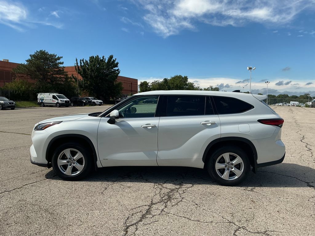 Used 2022 Toyota Highlander LE AWD/4WD image 4