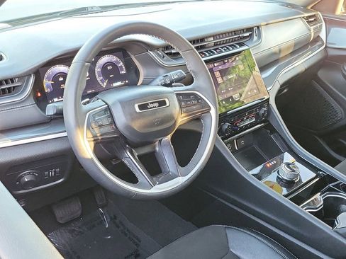 Used 2023 Jeep Grand Cherokee L Laredo image 3