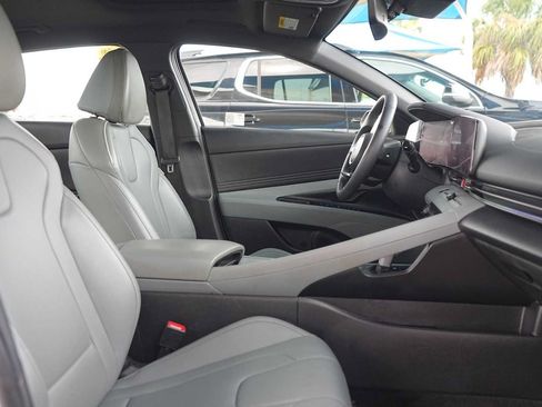 Used 2024 Hyundai Elantra Limited FWD image 15