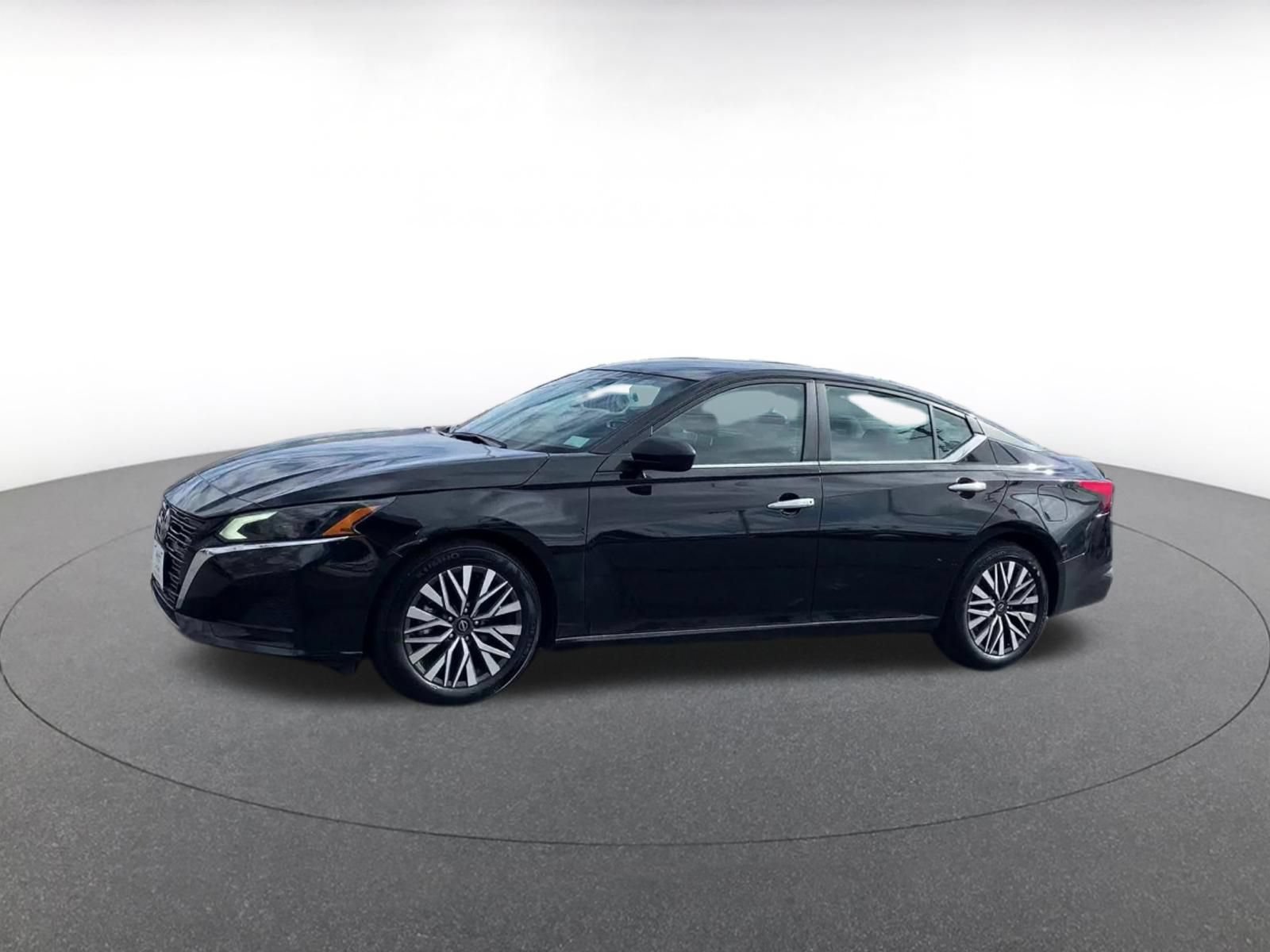 Used 2025 Nissan Altima 2.5 SV FWD image 7