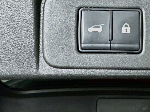 Used 2025 Nissan Rogue SV FWD image 28