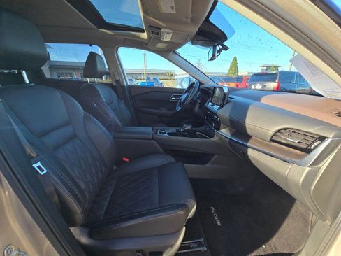 Used 2023 Nissan Rogue Platinum w/ Platinum Premium Package image 11