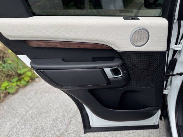 Used 2024 Land Rover Discovery Dynamic SE AWD/4WD image 11