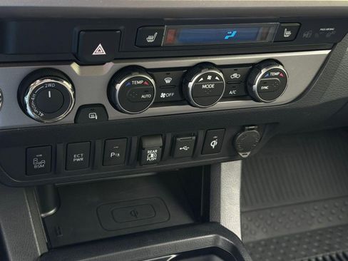 Used 2021 Toyota Tacoma Limited AWD/4WD image 30