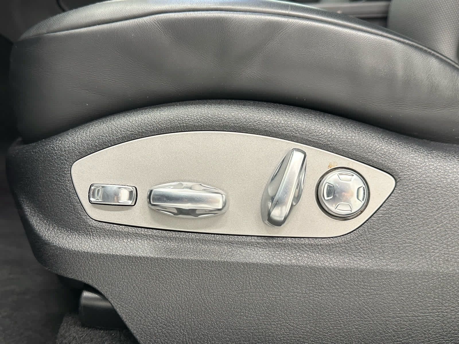 Used 2023 Porsche Macan S AWD/4WD image 12