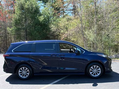 Used 2022 Toyota Sienna LE AWD/4WD image 6
